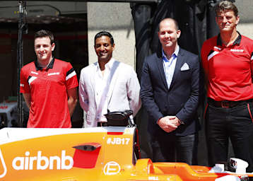 Fabio Leimer (links) mit Vertretern von Aponsor airbnb sowie Manor-Teammanager Graeme Lowdon (rechts)