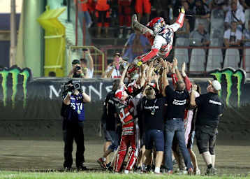 Die Dänen feiern Matchwinner Niels-Kristian Iversen