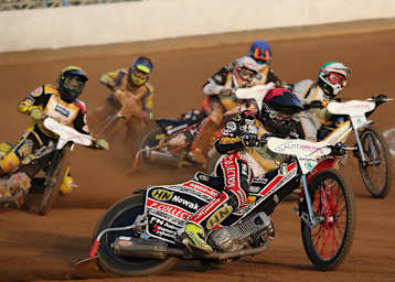 Erik Riss (vorne) gehört im Langbahn-GP und im Speedway-U21-Finale zu den Favoriten