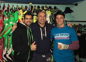 Dennis Sacchett mit Teameigner Giovanni Ramello und Michael Canducci (v.l.)