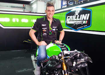 Niccolò Canepa bei der Sitzprobe auf der Grillini-Kawasaki