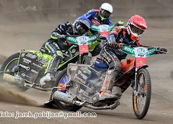 Mikkel Michelsen (vorne) führt die Speedway-EM an