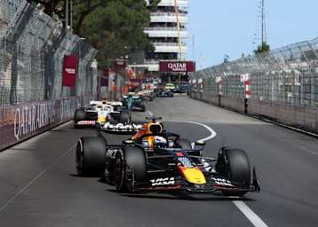 Typisches Bild in Monaco: Die Rennwagen wir Perlen auf einer Schnur