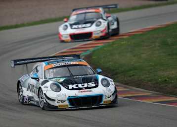 Die Porsche 911 GT3 R vom Team 75 Bernhard dominieren bislang beim ADAC GT Masters am Sachsenring