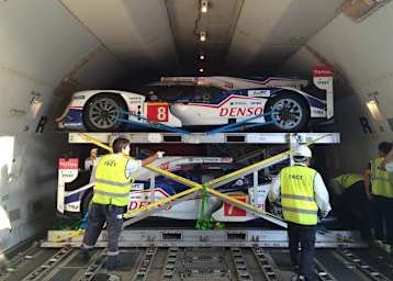 Die beiden Toyota TS040 auf dem Weg nach Japan