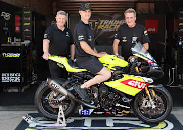 Steve Sargent von Triumph, Tom Booth-Amos und Teamchef Simon Buckmaster (v.l.)