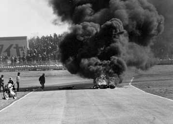 Suzuka 1963: Ernst Degner liegt neben der brennenden Maschine
