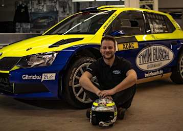 Philip Geipel vor seinem Skoda Fabia R5