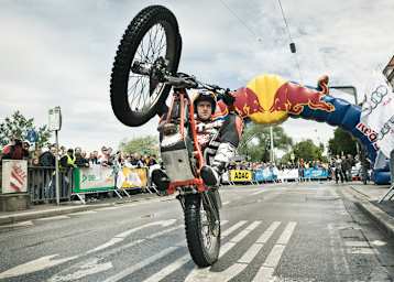Doug Lampkin ist ein Künstler auf dem Motorrad