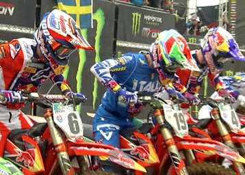 Nur die Niederländer haben die Lücke gesehen und konnten beide Fahrer perfekt an der Innenseite platzieren: Coldenhoff (#6), startet neben Cairoli (#19) und Herlings (#4)