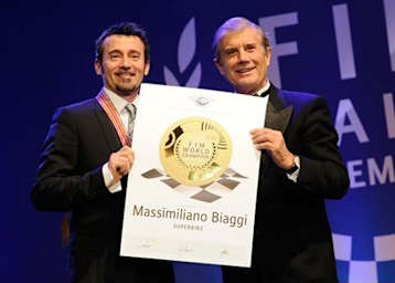 Max Biaggi (li.) nahm die Ehrung strahlend entgegen