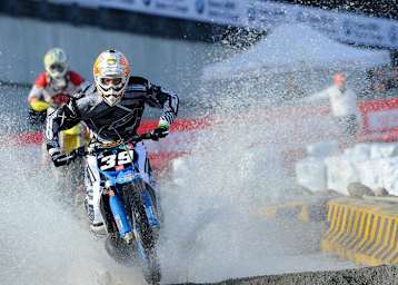 Spektakuläre Wasserfurchfahrten sind ein Element des Charity-Events «riders4riders»