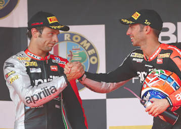 Freunde? Marco Melandri (re) hat die Aprilia-Teamorder in Magny-Cours missachtet