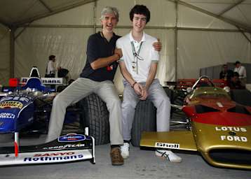 Der stolze Papa Damon 2010 mit seinem Sohn Josh in Bahrain