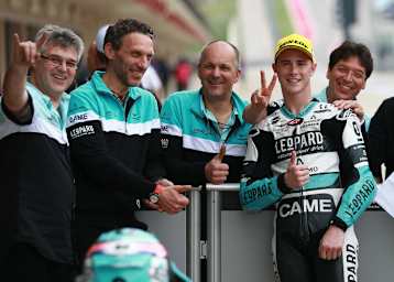 Das Kiefer-Team feierte mit Danny Kent und Efren Vazquez den ersten Doppelsieg der Truppe