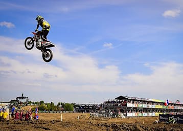 Shaun Simpson nimmt den gewaltigen Vierfachsprung in Lommel