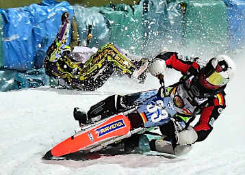 Hans Weber (vorne) gewann mit Maximum, Max Niedermaier landete in den Strohballen