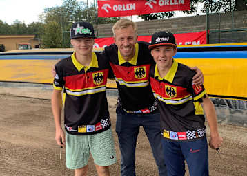 Matze Bartz (Mitte) mit den Nachwuchsfahrern Carlos Gennerich (li.) und Janek Konzack