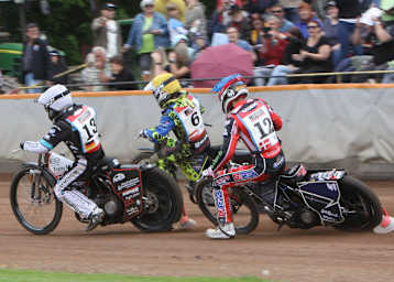 Erik Riss vor Daniel Gappmaier und Frederik Jacobsen