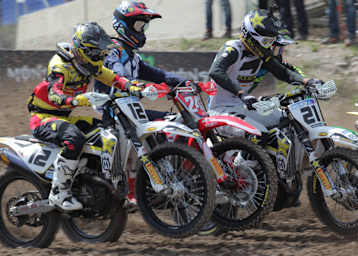 Max Nagl (#12) neben Weltmeister Tim Gajser (#243) und seinem Teamkollegen Gautier Paulin (#21)