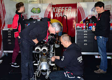 Kiefer Racing in Valencia: Erst,mals steht eine Honda in der Box, Jochen (Bildmitte) und Stefan Kiefer (re.) sind zufrieden