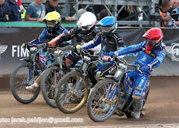 Bartosz Zmarzlik (rot) ging im Finale vom Start weg in Führung