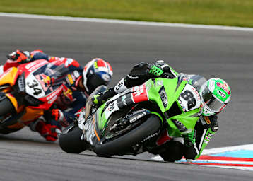 Randy Krummenacher vor Davide Giugliano