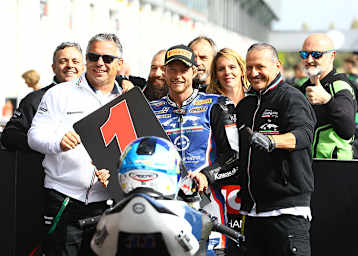 Teamchef Lucio Pedercini links neben Fahrer Kyle Smith