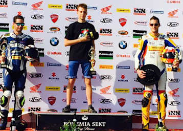 Dominic Schmitter (Mitte) freute sich über den Sieg in Brünn