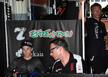 Teamchef Dirk Heidolf mit Efren Vazquez beim Malaysia-GP 2014