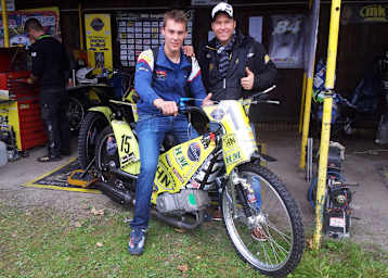 Markus Reiterberger auf dem Sandbahn-Motorrad von Martin Smolinski