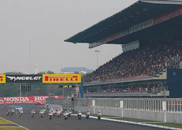 In Thailand sahen wir riesige Tribünen, die auch ihren Sinn hatten