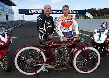 Daryl Beattie und Mick Doohan mit dem Bike von 1914