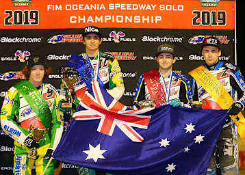 Champion Jack Holder, Zweiter von links