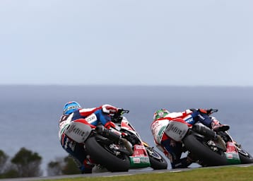 Michael van der Mark und Nicky Hayden im Parallelflug