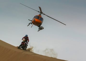 Hätten es die Dakar-Stars ohne die Hilfe vom Helikopter ins Ziel geschafft? 