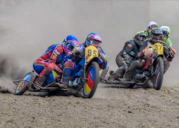 Nicole Standke/Resi Hölper (l.) hier in Rastede vor Ole Möller/Sindy Viragos