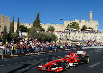 Giancarlo Fisichalla gibt Gas, 60.000 Fans staunen
