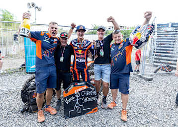 Sieger Liam Everts, flankiert von Opa Harry (links) und Papa Stefan (rechts)