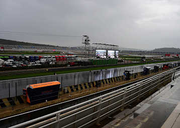 Grau und Regen verhangen: Die Strecke in Valencia