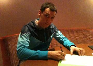 Ivanov bei der Vertragsunterzeichnung