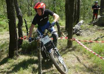 Gareth Jones auf dem Trial-Bike