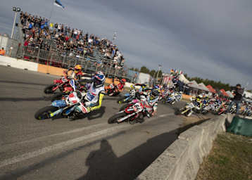 Start in Italien: Bonnal (1) vor  Bauer (64) und Deitenbach (12)