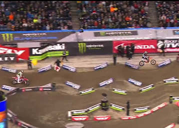 Marvin Musquin überspringt die Hügel bei geschwenkter Rotkreuzflagge, während sich Roczen regelkonform verhält