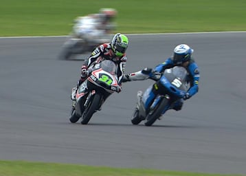 Warm-up: Romano Fenati (5) tritt nach Niklas Ajo