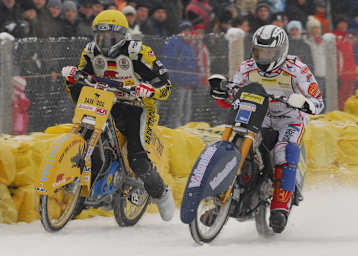 Pletschacher (li.) im Kampf mit Grzegorz Knapp