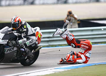 Bautista in Assen: Aoyama ins Heck geknallt