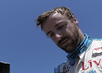 James Hinchcliffe wurde auf einer Trage weggebracht und beschwerte sich später über Schmerzen