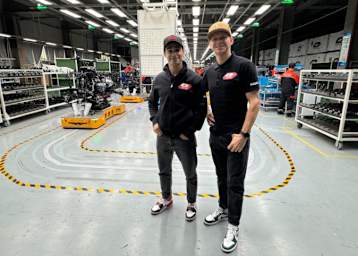 Raffaele De Rosa (li.) und Niki Tuuli im Werk von QJMOTOR in China