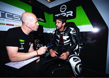 Isaac Vinales (re.) wird seine zweite Superbike-Saison nach 2021 fahren